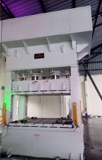 Hydraulic press with heated bed