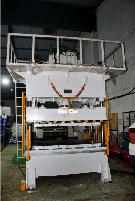 Sealing cutting machine